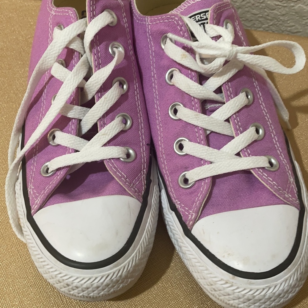 Converse lilac all star tennis shoes men 4 women’s size 6, more of a 7. Like new - Picture 3 of 5